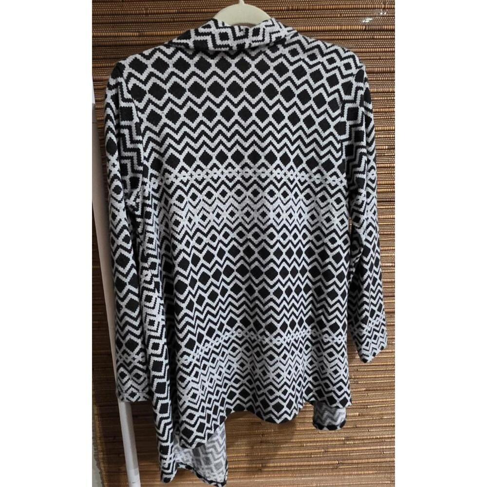 Bobeau Women's Black and White Geometric Pattern Cardigan Size 1X - Picture 4 of 7